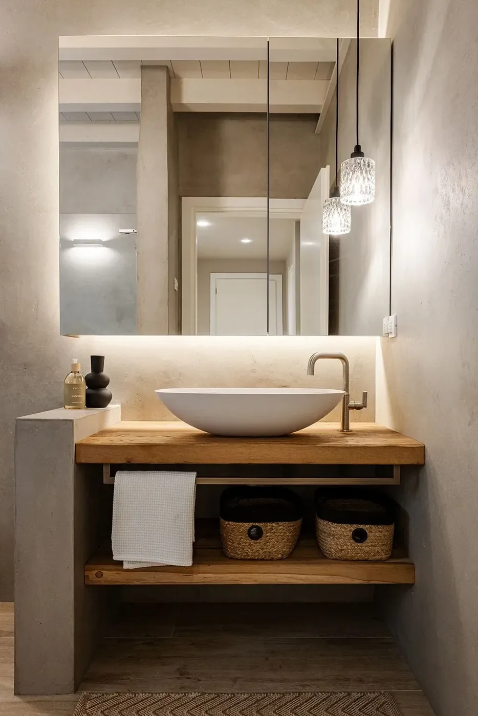 Modernes Badezimmer mit Waschtisch und Spiegelschrank